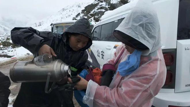 园”在暴雪和雷电中度过惊魂一夜开元棋牌网站“上千人来珠峰逛公(图5)