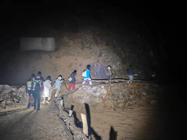 夜里都难找路！”7人登山迷路被困！开元棋牌app“没有村民向导我们(图8)